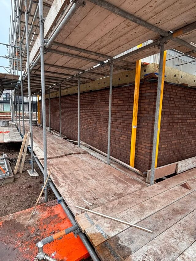 🔨 Mooi project gestart in Waalwijk!

Deze week zijn we begonnen aan een nieuw project aan de Akkerlanen in Waalwijk. We zijn gestart met het steigerwerk, stelwerk en metselwerk 💪

In opdracht van Heerkens van Bavel gaan onze vakmannen hier iets moois van maken, met veel aandacht voor siermetselwerk en details. Met de kennis en ervaring van onze timmermannen en metselaars hebben we er alle vertrouwen in dat dit een prachtig project wordt!

📸 Hieronder alvast een paar foto’s van de start.