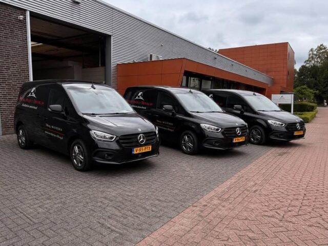 🌱 Samen op weg naar een duurzamere toekomst! ⚡🚌

Eindelijk is het zover: onze eerste 3 elektrische bussen zijn binnen! 🎉

Een mooie stap in onze verduurzaming en een investering in schoner en stiller vervoer. We zijn trots dat we hiermee verder kunnen bouwen aan een duurzame toekomst. 💚

En we zijn nog niet klaar… We wachten inmiddels op de volgende 3 elektrische bussen. Deze verwachten we in november/december te mogen verwelkomen. 🔋⚡

Op naar nog meer elektrisch vervoer! 🚍🌱

#Verduurzaming #ElektrischRijden #ElektrischeBussen #Duurzaamheid #GroenOpWeg #SamenDuurzaam