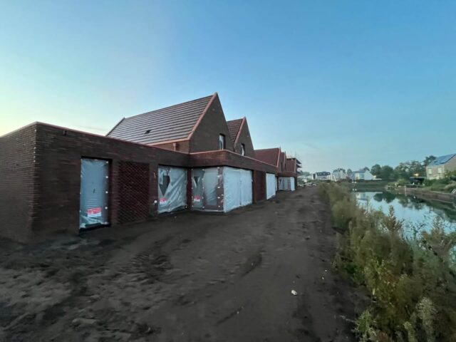 🏗️ Projectupdate | Akkerlanen – Waalwijk 🧱

De laatste fase van het project Akkerlanen in Waalwijk breekt aan! 💪

In opdracht van Heerkens van Bavel hebben wij de afgelopen periode met veel inzet en vakmanschap aan dit mooie project gewerkt.

Langzaam maar zeker komt het eindresultaat in zicht. Een mooi moment om terug te kijken op de voortgang en samen toe te werken naar een succesvolle afronding!

Op naar de laatste loodjes! 👷‍♂️🧱

#Akkerlanen #Waalwijk #HeerkensVanBavel #Projectupdate #Metselwerk #Bouw #Vakmanschap #SamenBouwen